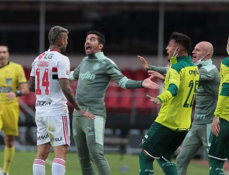 Abel Ferreira encara Liziero na final do Paulistão (Foto: Rubens Chiri / SPFC)