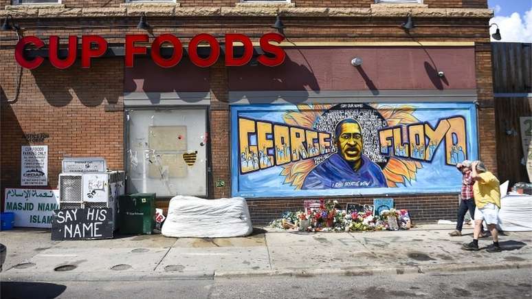 Homenagens a Floyd no local em que ele foi morto há um ano, em Minneapolis
