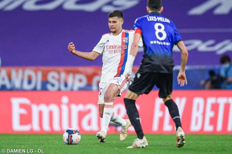 Bruno Guimarães em ação na última rodada do Lyon no Campeonato Francês (Foto: Damien LG / Lyon)