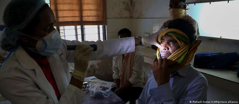 Homem com infecção fúngica é examinado em hospital de Hyderabad