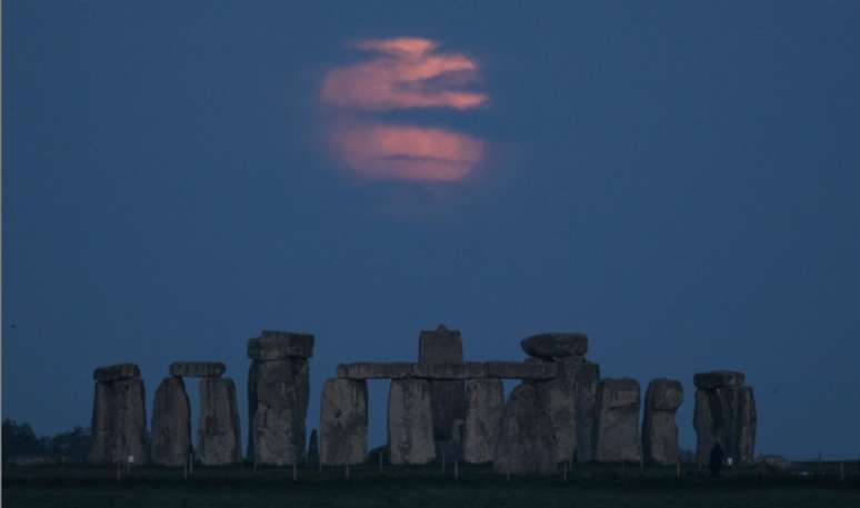Na Inglaterra, a superlua foi fotografada em Stonehenge, monumento pr&eacute;-hist&oacute;rico famoso