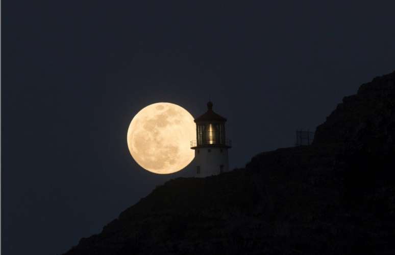 A superlua surge sobre o farol Makapuu no leste de Oahu, Honolulu, Hava&iacute;, nos EUA