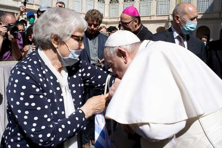Papa recebe Lidia Maksymowicz, sobrevivente de campo de concentração, e beija braço tatuado dela no Vaticano
26/5/2021 Vatican Media/ via REUTERS 