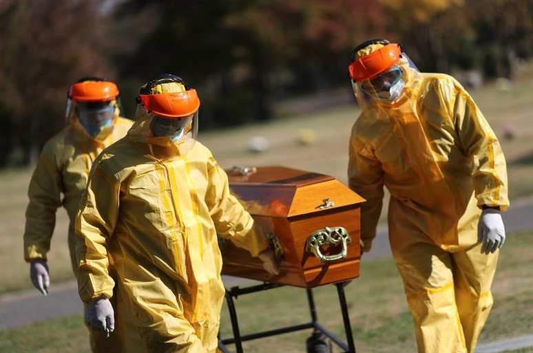 Coveiros com traje de proteção fazem treinamento para sepultamentos de infectados por Covid-19 em Buenos Aires
17/05/2021
REUTERS/Agustin Marcarian