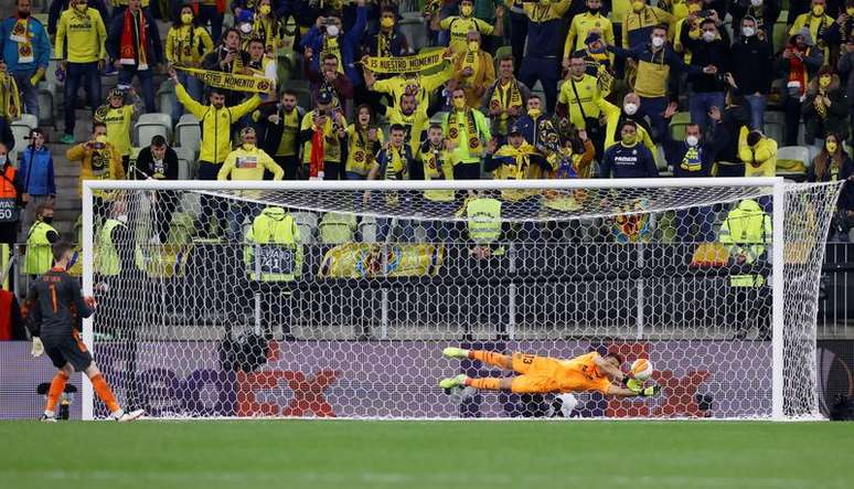 Geronimo Rulli defende p&ecirc;nalti e garante t&iacute;tulo do Villarreal 
26/05/2021
Pool via REUTERS/Kacper Pempel