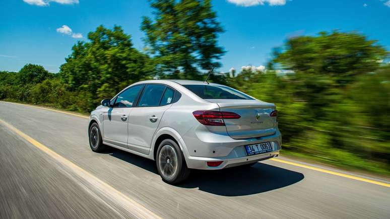 Traseira do Renault Taliant conta com lanternas de LED.