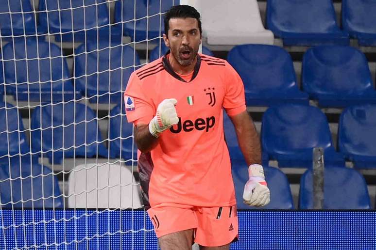 Buffon pode seguir em atividade (Foto: MARCO BERTORELLO / AFP)