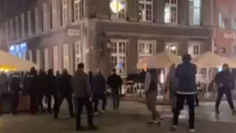 Torcedores do Manchester United são atacados no lado de fora de um bar, na cidade de Gdansk, na Polônia.