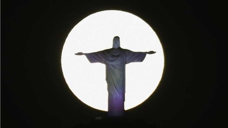 A superlua brilha atr&aacute;s da est&aacute;tua do Cristo Redentor no Rio de Janeiro