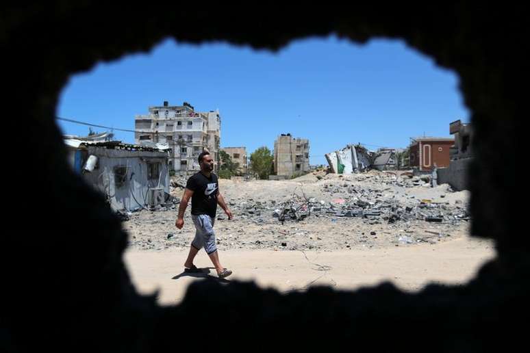 Palestino caminha em meio a destroços em Gaza
24/05/2021
REUTERS/Ibraheem Abu Mustafa