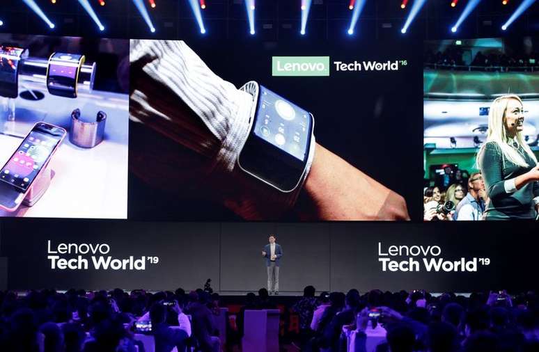 Yang Yuanqing, presidente da Lenovo, fala no evento Lenovo Tech World em Peqium, China; 15/11/2019. REUTERS/Jason Lee 