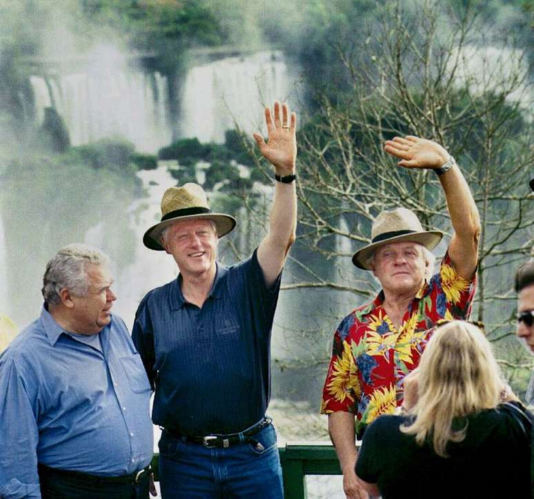 Jaime Lerner, com ex-presidente dos EUA Bill Clinton, em Foz do Igua&ccedil;u, e o ator Anthony Hopkins
 29/8/2001 REUTERS