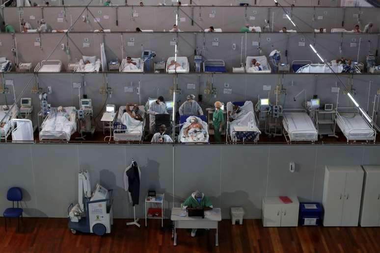 Trabalhadores da área de saúde atendem pacientes portadores da Covid-19 em hospital de campanha instalado no Estado de São Paulo. 07/04/2021. REUTERS/Amanda Perobelli. 
