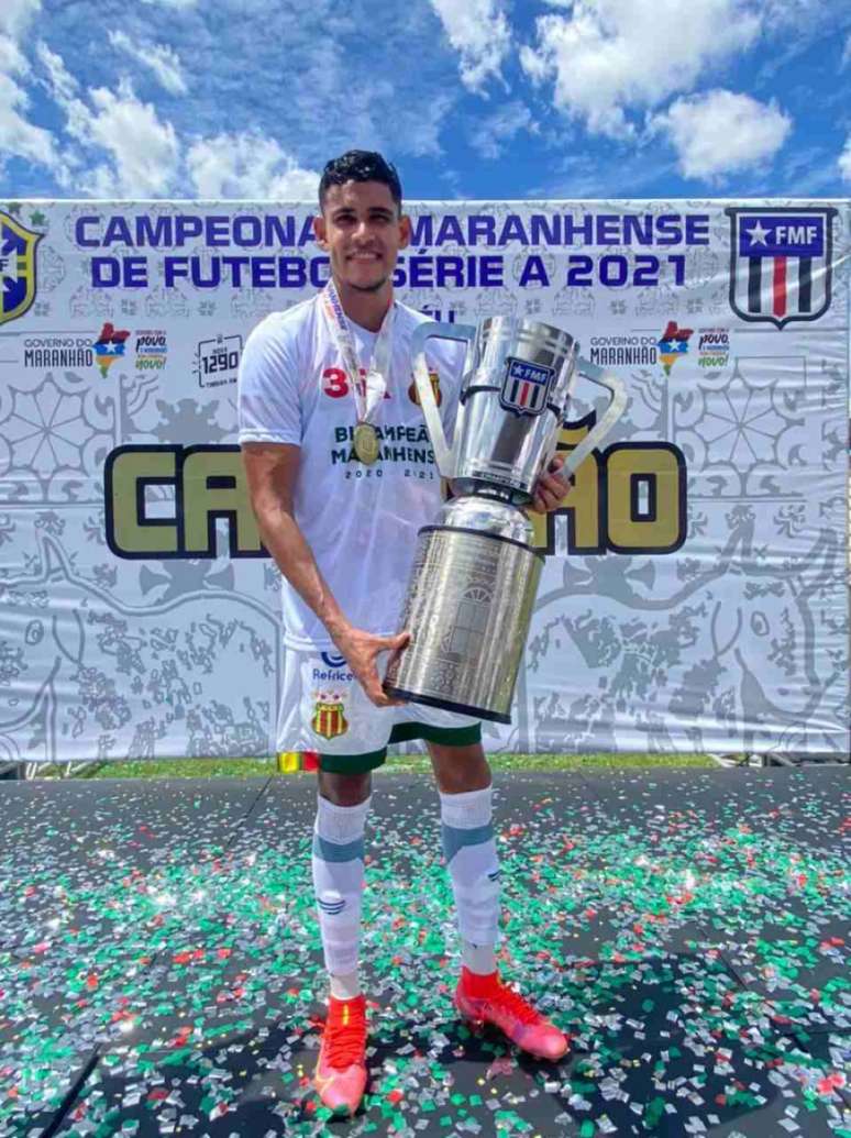 Jefinho posa com o troféu de campeão maranhense 2021 (Foto: Divulgação/SCFC)