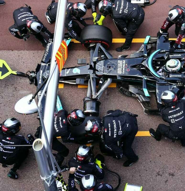 Valtteri Bottas viveu momentos de agonia em seu pit-stop. A Mercedes n&atilde;o conseguiu retirar seu pneu dianteiro direito decretando fim de prova para o n&oacute;rdico 