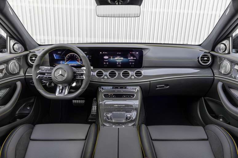 Novo Mercedes Classe E ganhou um novo volante e o sistema multimídia MBUX. 