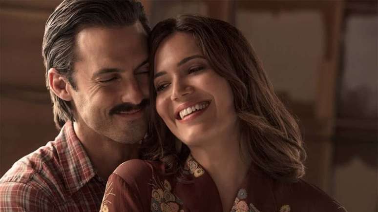 Milo Ventimiglia e Mandy Moore em seus personagens da s&eacute;rie &lsquo;This is Us&rsquo; 