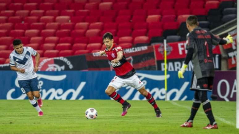 Diego Alves foi o único destaque positivo do Flamengo no jogo contra o Vélez no Maracanã (Foto: Marcelo Cortes / Flamengo)