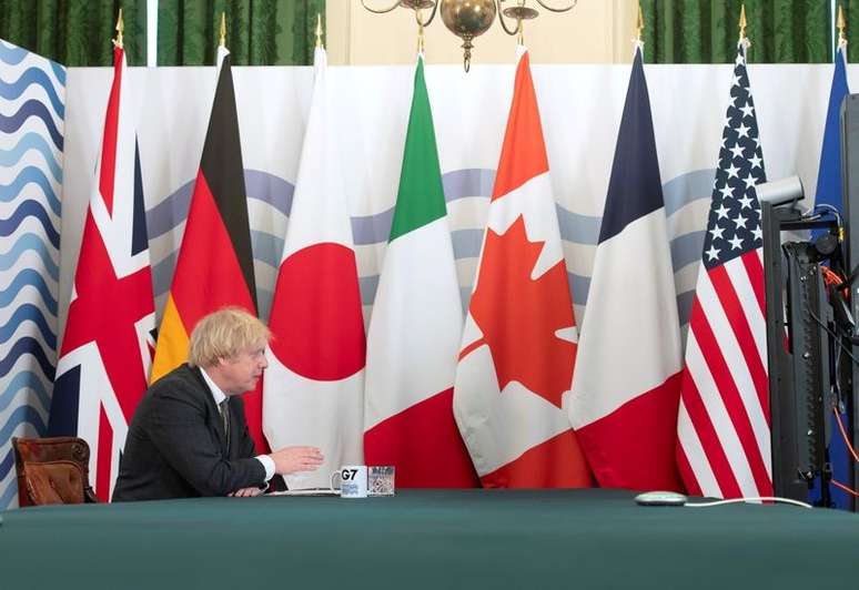 Bandeiras dos países do G7 no gabinete do primeiro-ministro britânico durante cúpula online de fevereiro
19/02/2021
Geoff Pugh/Pool via REUTERS