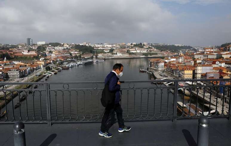 Homem caminha na Ponte Dom Lu&iacute;s I, no Porto, antes da final da Liga dos Campe&otilde;es
28/05/2021 REUTERS/Pedro Nunes