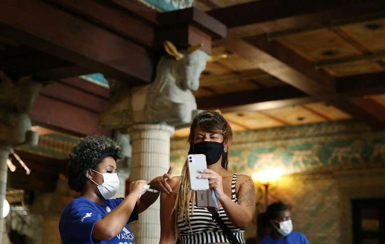 Vacina&ccedil;&atilde;o contra a Covid-19 no Theatro Municipal do Rio de Janeiro (RJ)
27/05/2021 REUTERS/Ricardo Moraes