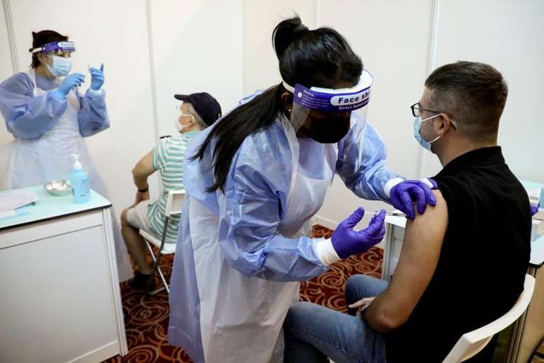 Pessoas recebem dose da vacina da AstraZeneca contra a Covid-19 na Malásia
05/05/2021 REUTERS/Lim Huey Teng