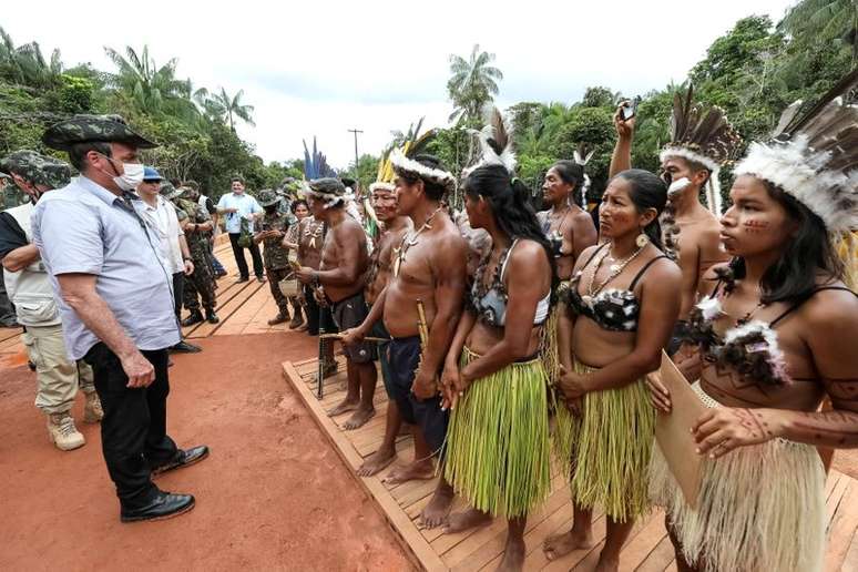 Presidente Jair Bolsonaro encontra ind&iacute;genas durante visita a base militar em S&atilde;o Gabriel da Cachoeira
27/05/2021
Marcos Correa/Divulga&ccedil;&atilde;o via REUTERS