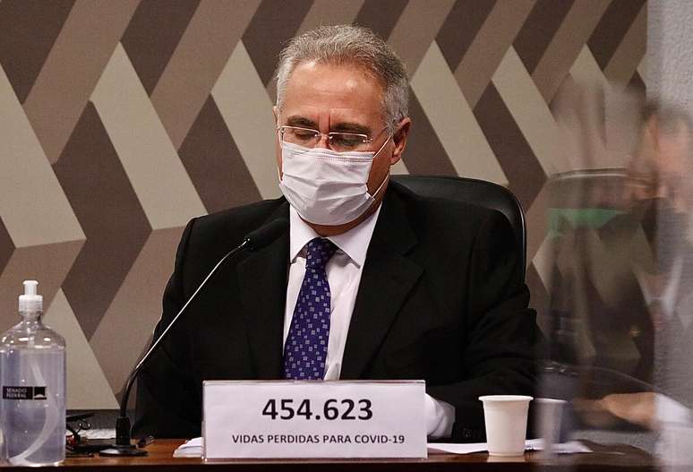 O Senador Renan Calheiros durante a Covid no Senado Federal em Brasília (DF), nesta quinta-feira (27), que investiga ações e omissões dos governos federal e estaduais, no combate a pandemia da Covid-19. (/Futura Press)