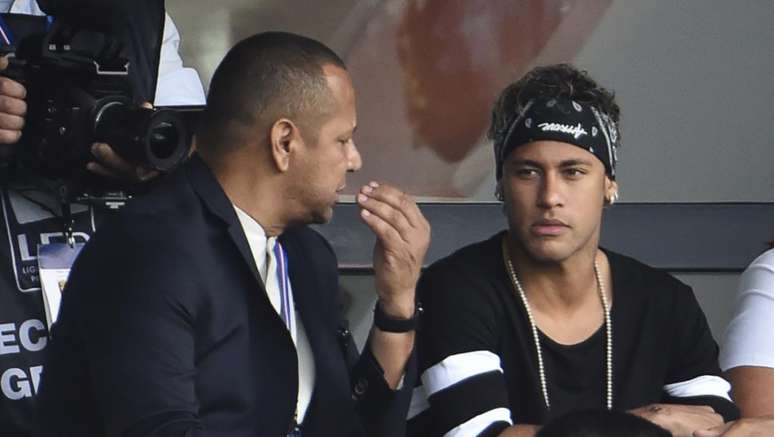 Neymar Pai e Neymar Jr. juntos durante uma partida de futebol na Europa (Foto: AFP)