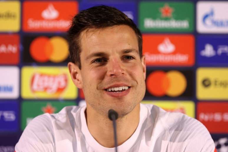 Azpilicueta na coletiva de imprensa desta sexta (Foto: Handout / UEFA / AFP)