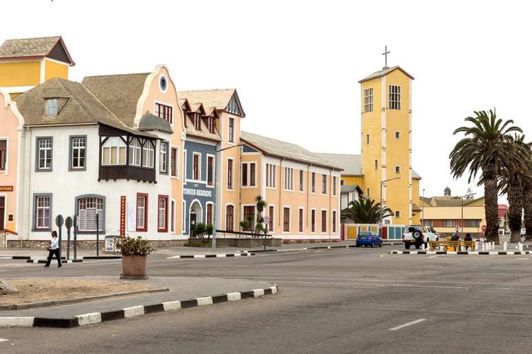 Em Swakopmund, existe um enorme abismo social entre o belo centro da cidade da era colonial e os barracos improvisados ​​que se estendem ao norte.