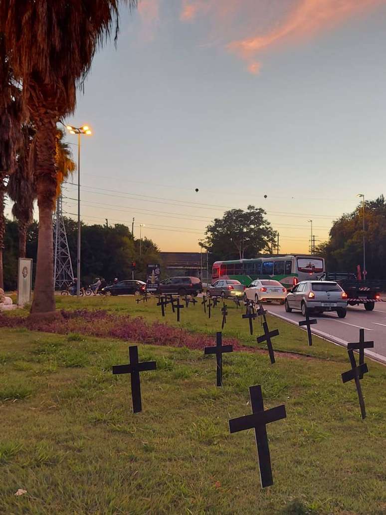 Cruzes pretas fincadas em praça homenageiam as mais de 1,8 mil vítimas da covid-19, em Sorocaba, interior de São Paulo