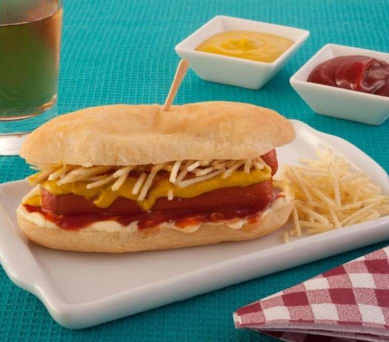 Cachorro-quente estilo brasileiro, com mostarda, ketchup e palha