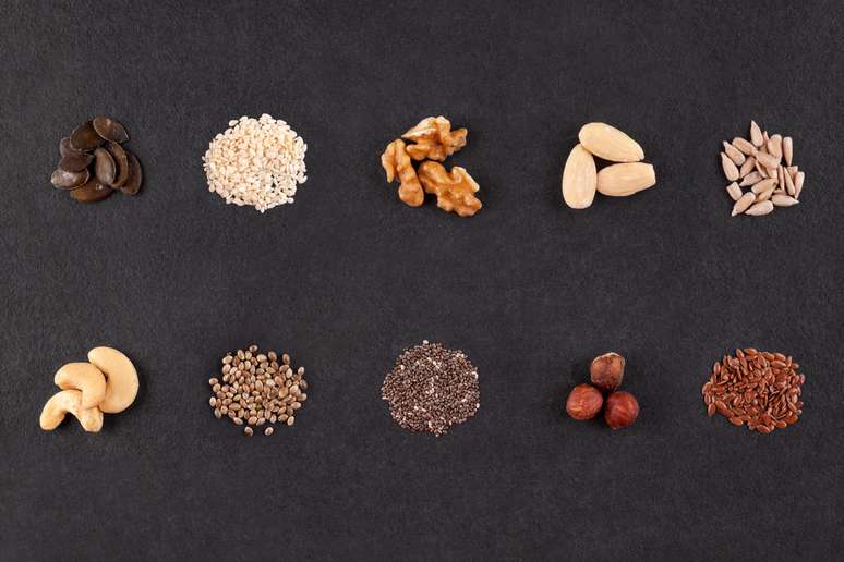 Sementes ricas em ômega-3 como a linhaça, chia, castanha, nozes e amendoim são ótimas opções para incluir na dieta