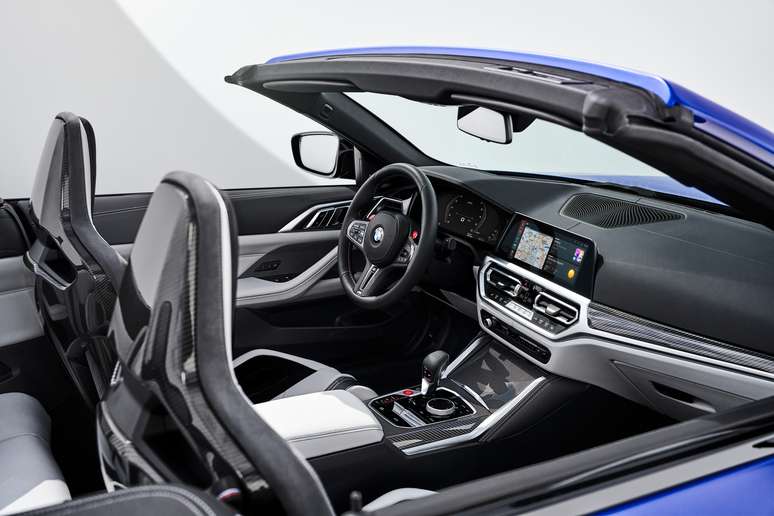 Interior do BMW M4 conversível é o mesmo da versão cupê. 