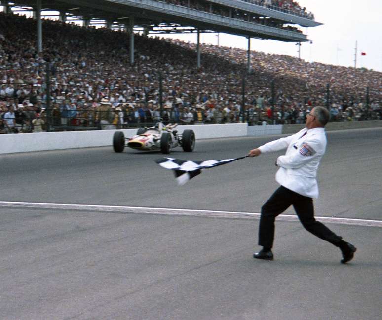 Graham Hill recebendo a badeirada da vitória em 1966. 