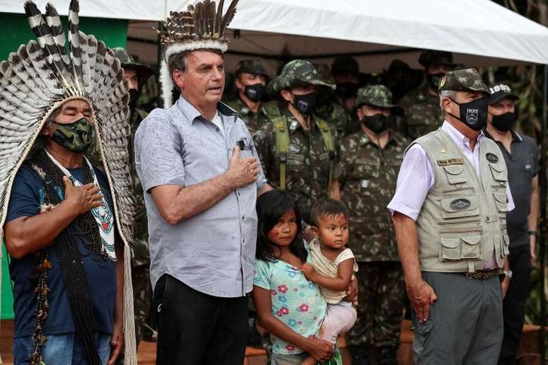 Presidente Jair Bolsonaro ao lado de um indígena na reserva da tribo Ianomâmi na fronteira com a Venezuela em São Gabriel da Cachoeira, Amazonas, Brasil, 27/05/2021. Marcos Correa/Handout via REUTERS  