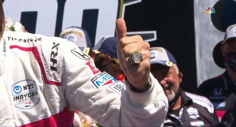Helio Castroneves venceu pela quarta vez a Indy 500 e agora tem um novo anel 
