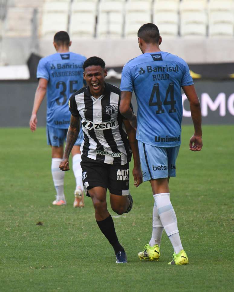 Com gol no fim, Ceará vence Grêmio na estreia do Brasileirão