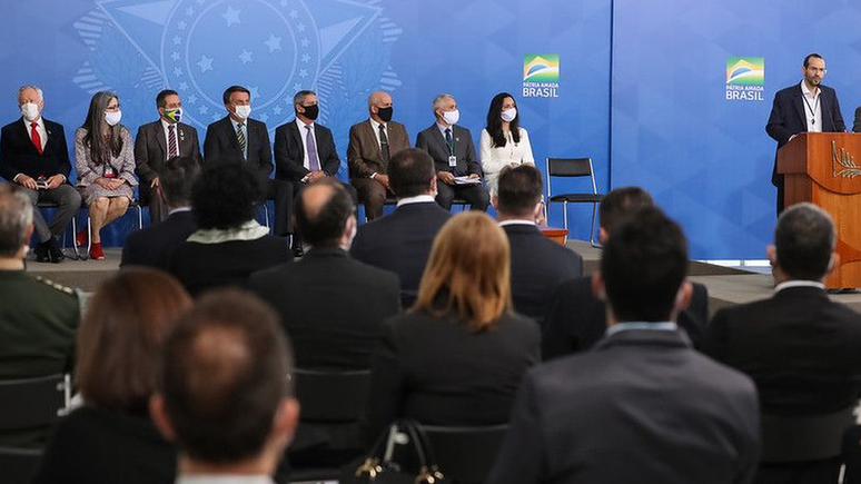 Arthur Weintraub (à dir, no palanque, em evento no Planalto em 2020) fez interlocução com médicos favoráveis à cloroquina e será convocado à CPI