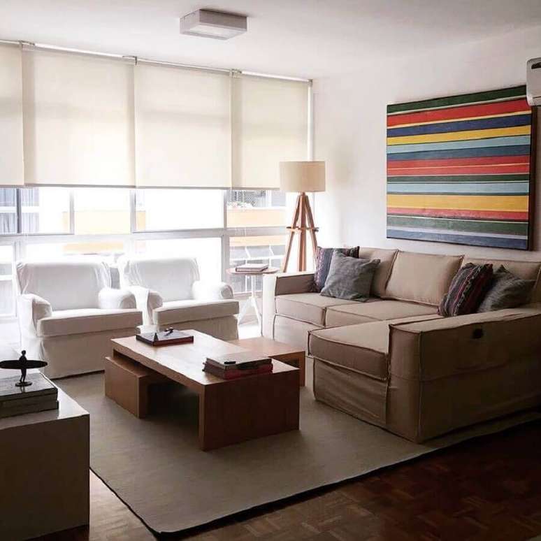 39. Quadro colorido para sala de visita decorada com poltronas brancas e sofá com chaise – Foto: Jeito de Casa