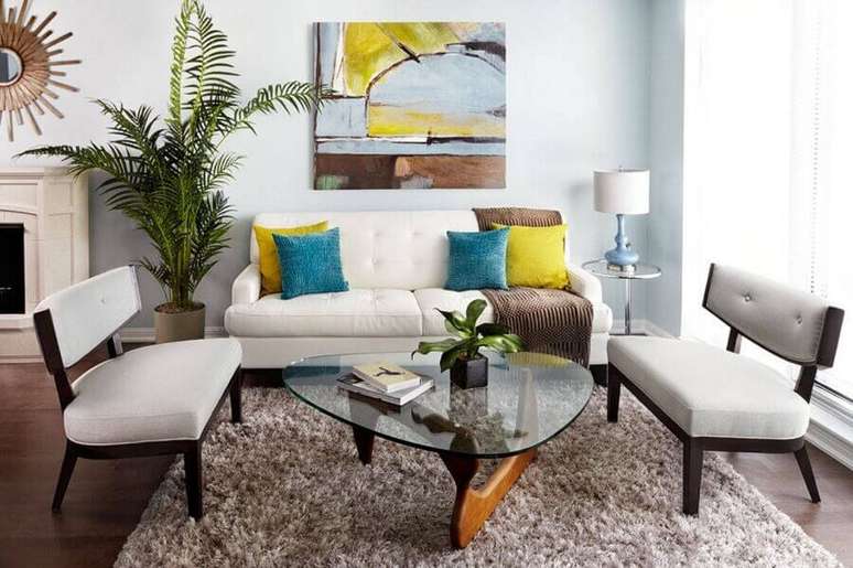 32. Almofadas coloridas para sala de visita simples decorada com tapete felpudo – Foto: Lux Design