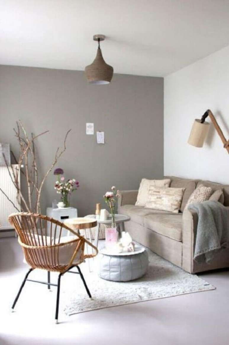 24. Sala de visita simples decorada com poltrona rústica e parede cinza – Foto: Pinterest