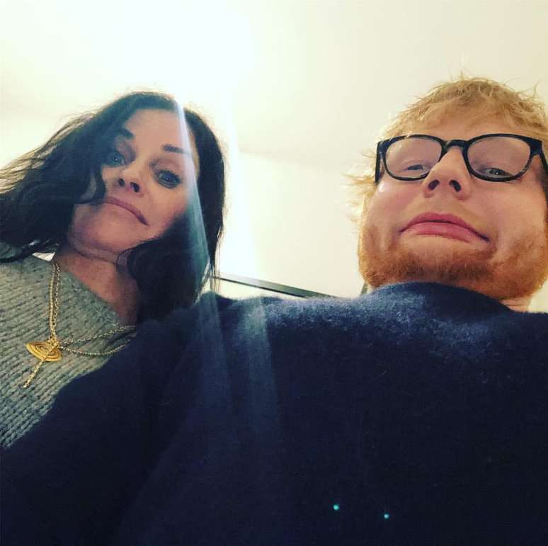 Ed Sheeran recria cena clássica de 'Friends' com Cox