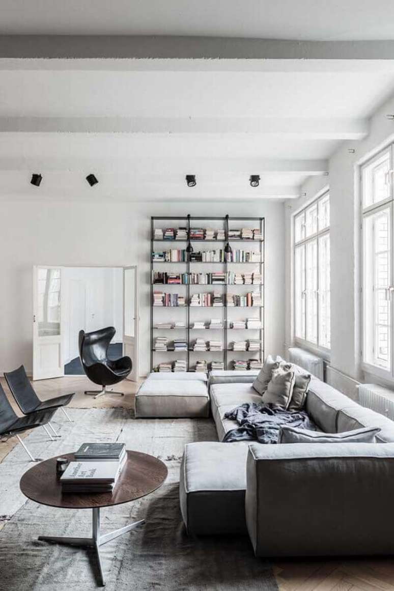 41. Decoração clean com poltronas para sala de visita moderna com sofá modular – Foto: Apartment Therapy