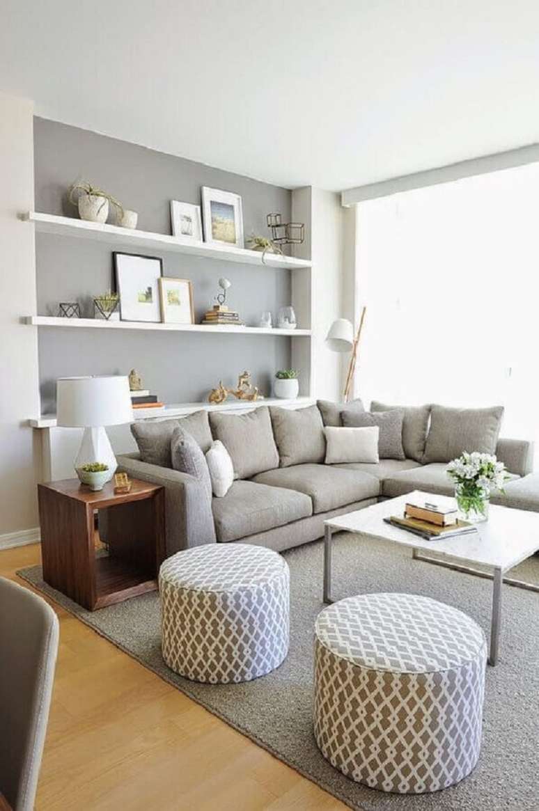 51. Decoração de sala de visita branca e cinza com sofá de canto e puffs redondos – Foto: Pinterest
