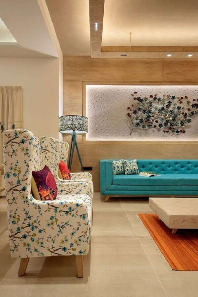 47. Sala de visita decorada com sofá azul capitonê e poltronas estampadas – Foto: Dress Your Home