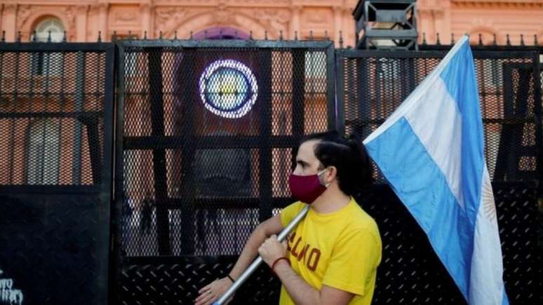 Medidas de restrição diante de aumento de casos de covid-19 na Argentina foram alvos de protestos