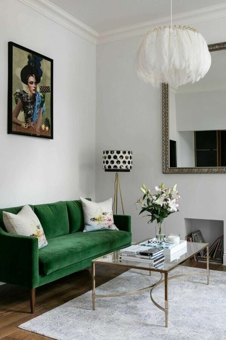 58. Sofá verde para decoração de sala de visita clássica com mesa de centro de vidro – Foto: Apartment Therapy