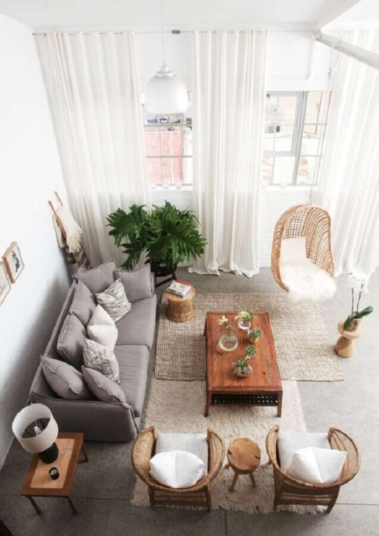 36. Poltronas para decoração de sala de visita com sofá cinza e balanço de vime – Foto: Casa Prosa Décor